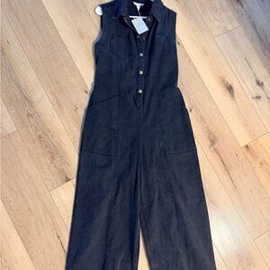 eesome Black Sleeveless Cropped Jumpsuit with Patch Pockets